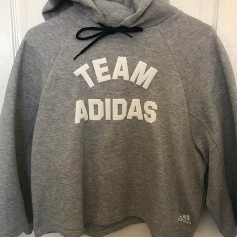 ADIDAS WOMEN'S VRCT CROPPED HOODIE, GREY